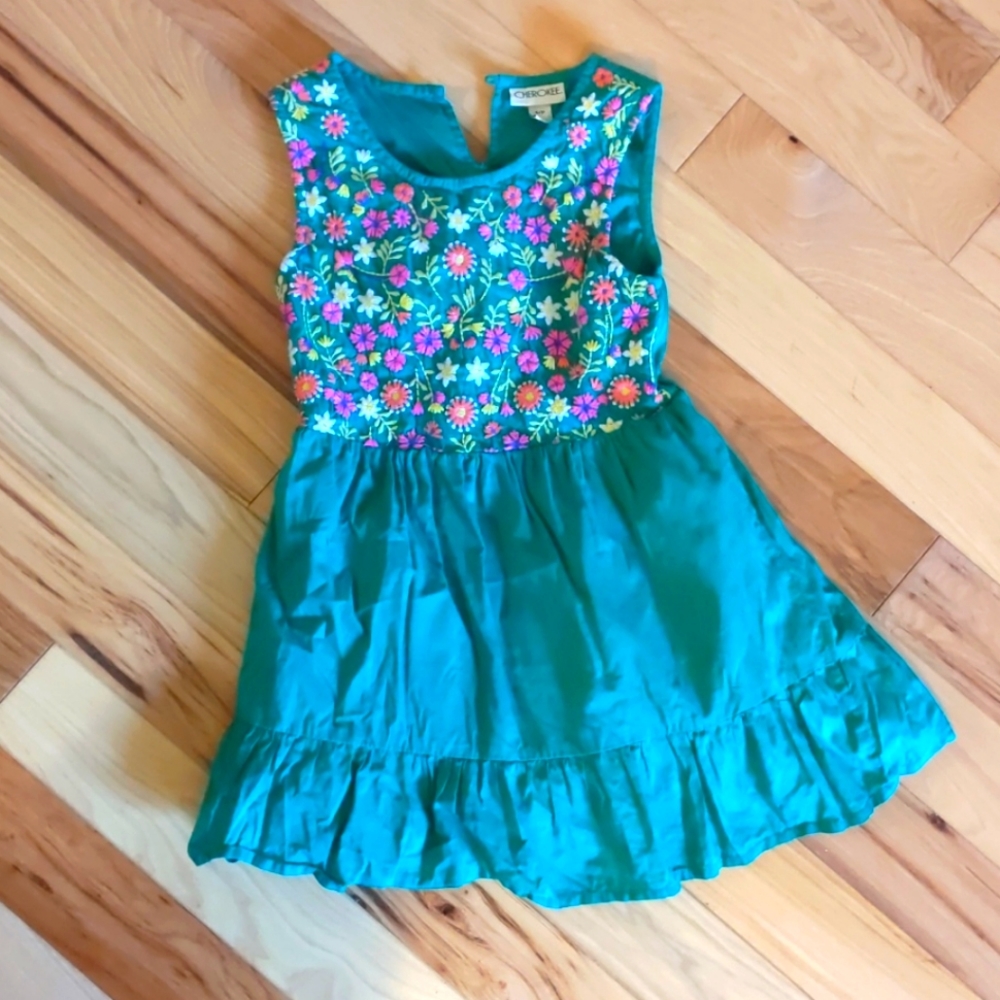 Sweet floral embroidered sleeveless dress. Green